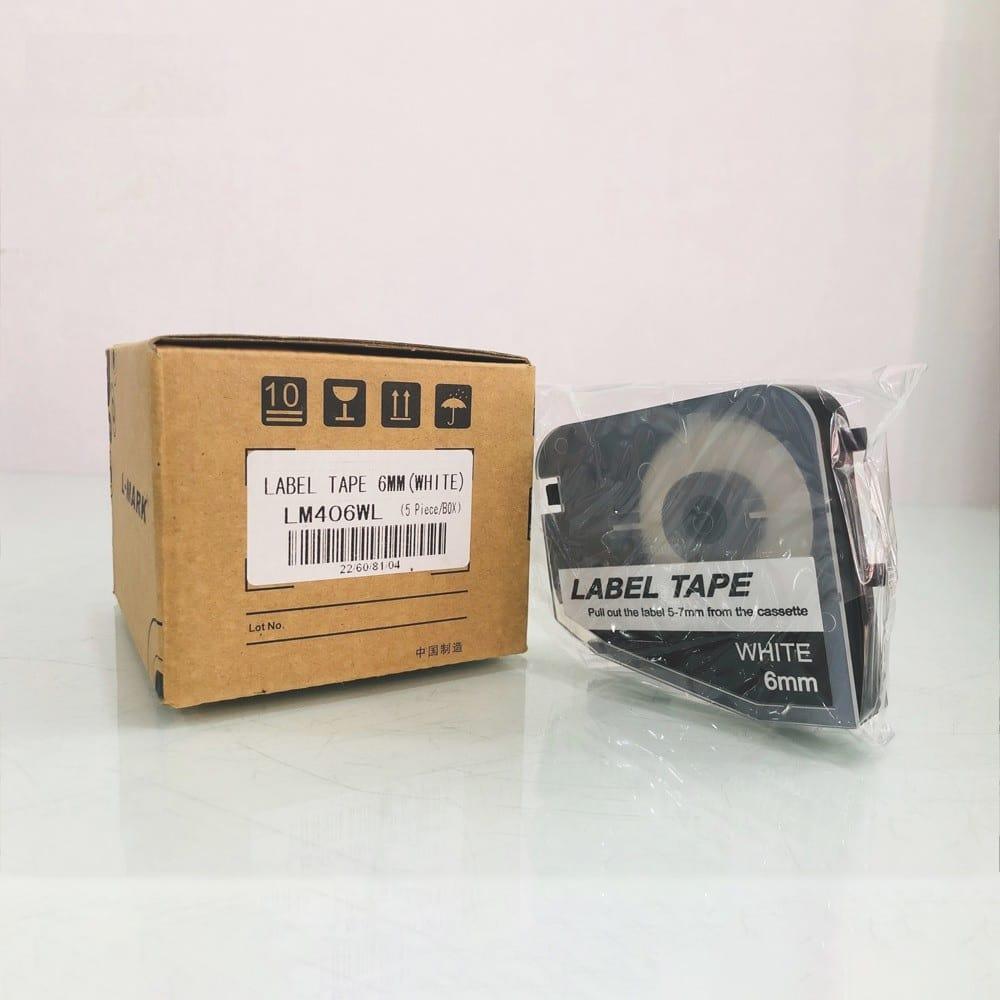 nhan-in-l-mark-lm406sl-6mm-x-8m-nen-bac.jpg Nhãn in L-Mark LM406SL | 6mm x 8m | Nền Bạc