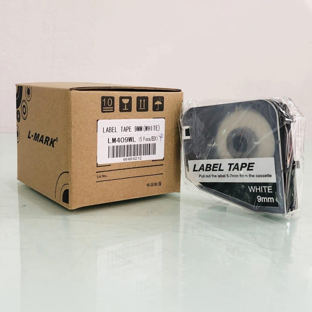 nhan-in-l-mark-lm409wl-9mm-x-8m-nen-trang.jpg Nhãn in L-Mark LM409WL | 9mm x 8m | Nền Trắng